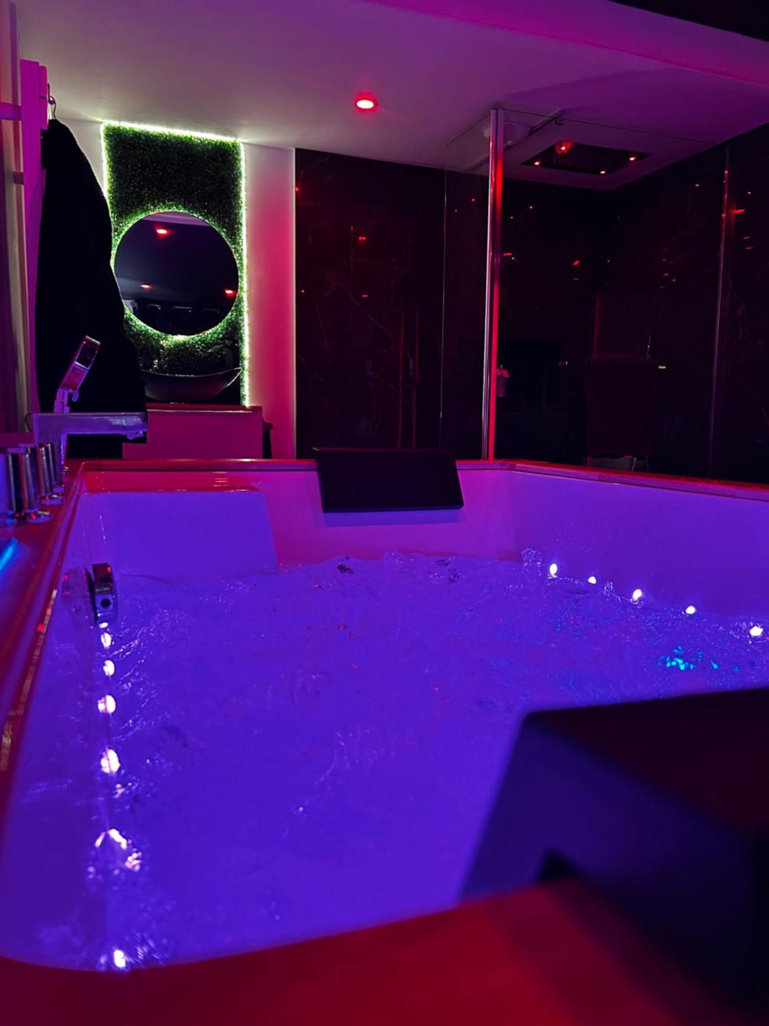 Love Room Haut De Gamme - L'Extase Avec Jacuzzi Violaines Экстерьер фото