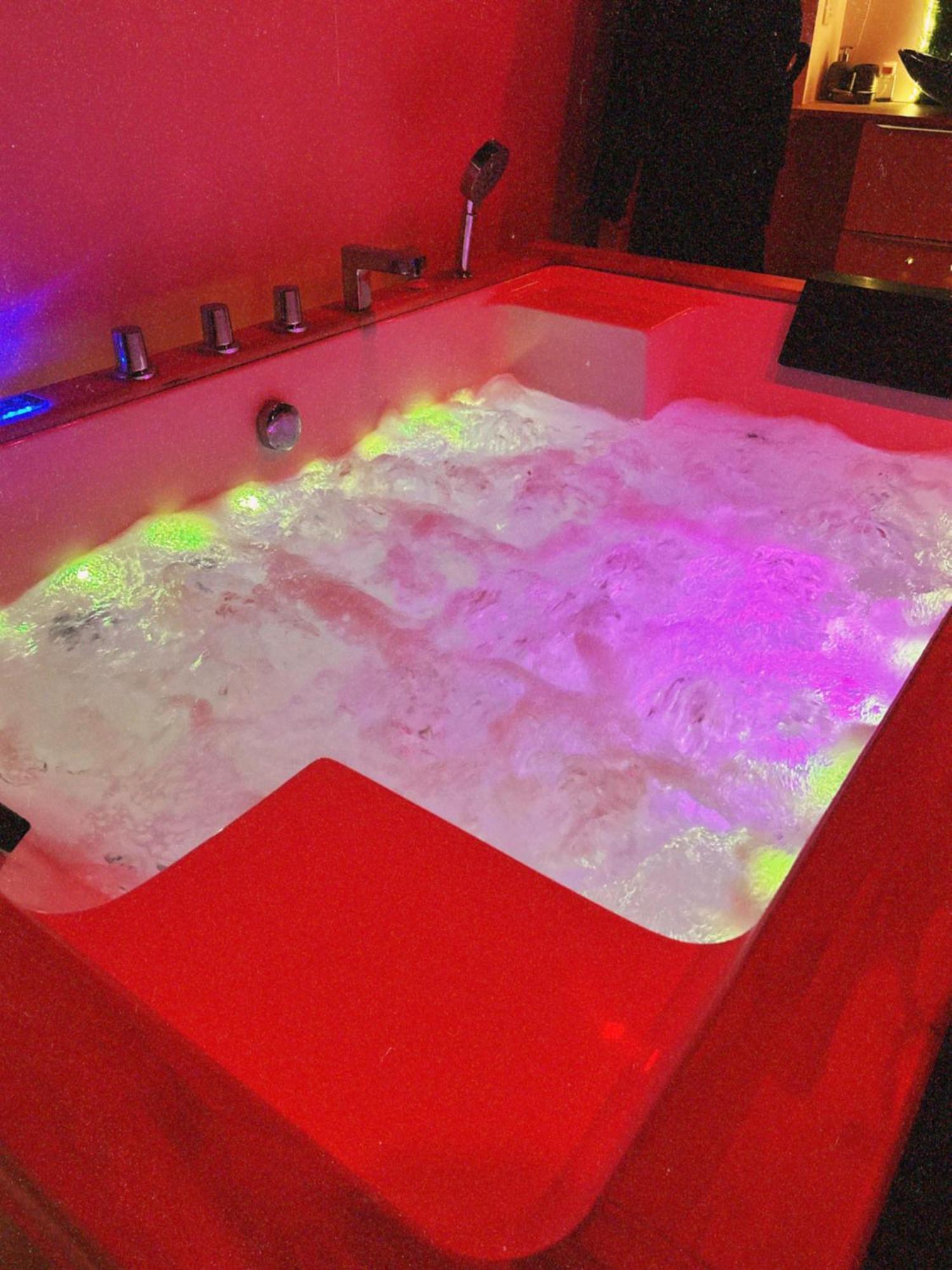 Love Room Haut De Gamme - L'Extase Avec Jacuzzi Violaines Экстерьер фото